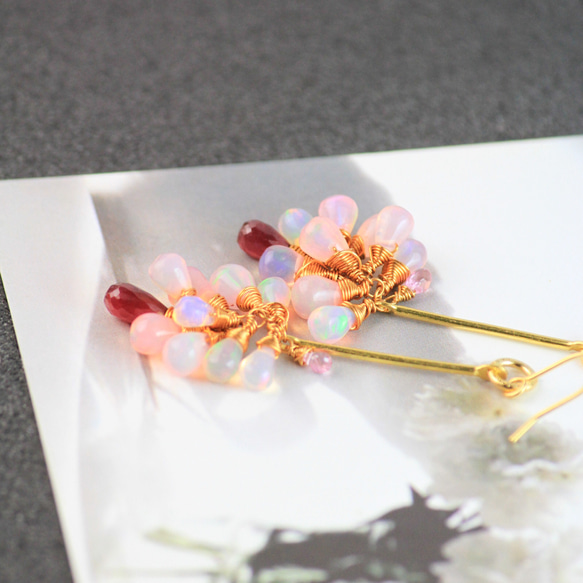 【カラーオパール】　ルビー　ピンクサファイア　ロング耳飾り 2枚目の画像