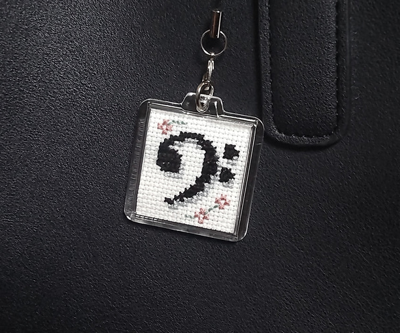 【刺繍キット】ヘ音記号（クロス・ステッチ、初心者向け) 1枚目の画像