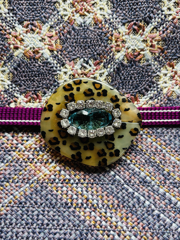 デッドストック素材のグラマラスな豹柄の帯留め「ジャガー・ブルーアイ」 7枚目の画像