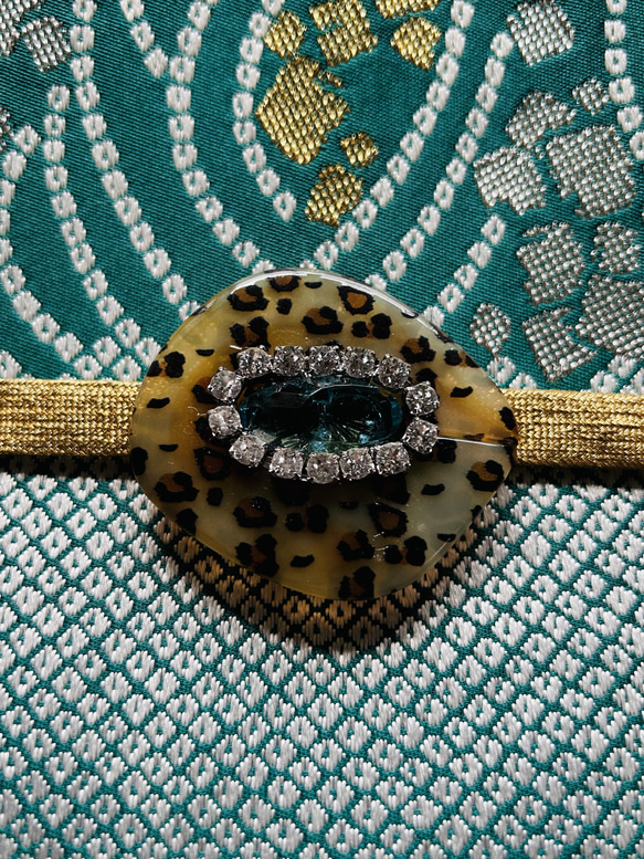 デッドストック素材のグラマラスな豹柄の帯留め「ジャガー・ブルーアイ」 6枚目の画像