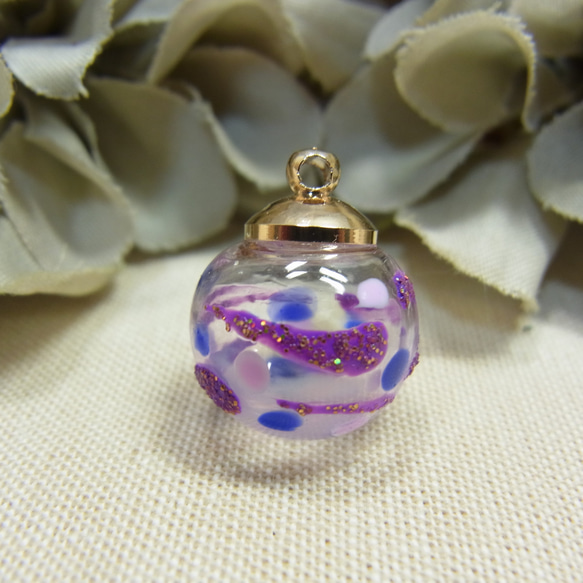 ガラスドーム ヨーヨー風１４㎜　ペイント加工チャーム　紫 1枚目の画像