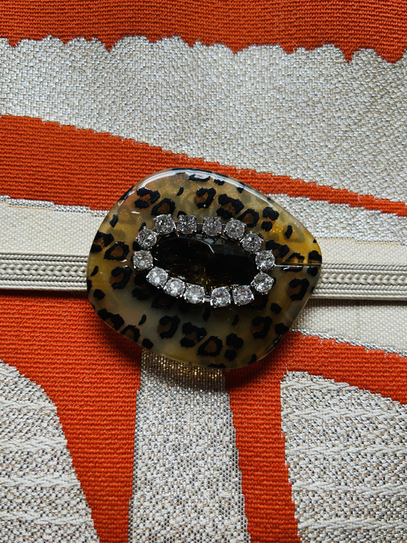 デッドストック素材のグラマラスな豹柄の帯留め「ジャガー・アンバーアイ」 6枚目の画像