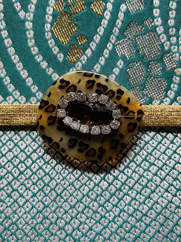 デッドストック素材のグラマラスな豹柄の帯留め「ジャガー・アンバーアイ」 11枚目の画像