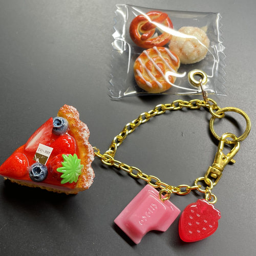 受注生産》たっぷりいちごタルトと焼き立てパンのバッグチャーム