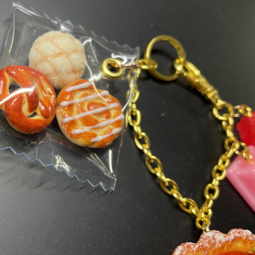 受注生産》たっぷりいちごタルトと焼き立てパンのバッグチャーム