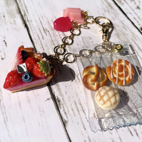 受注生産》たっぷりいちごタルトと焼き立てパンのバッグチャーム