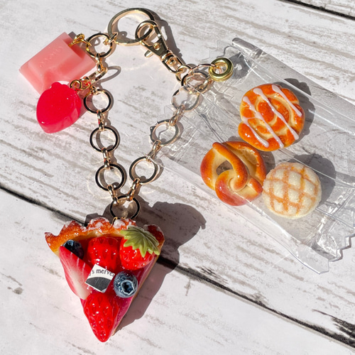 受注生産》たっぷりいちごタルトと焼き立てパンのバッグチャーム