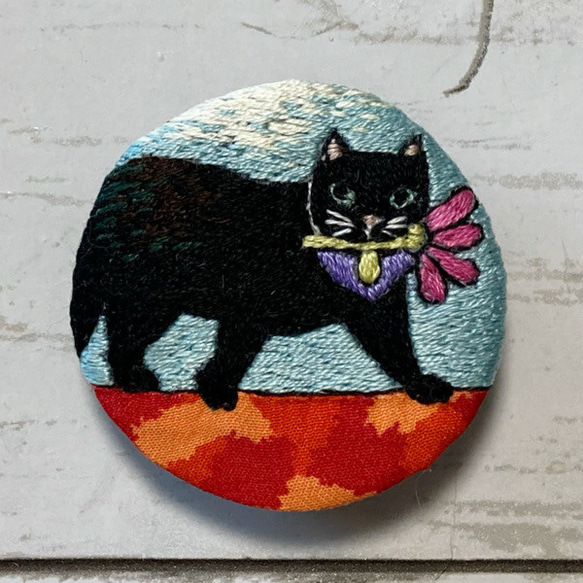 手刺繍オリジナルブローチ＊花をくわえた猫 1枚目の画像
