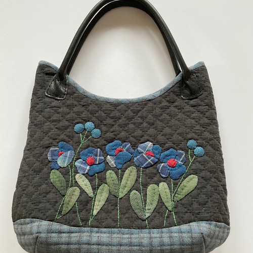 パッチワークバッグ　パッチワークアップリケバッグ アップリケと刺繍のパッチワークキルトバッグ トートバッグ
