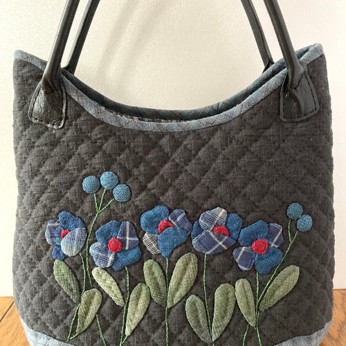 小さめパッチワークキルトバッグ アップリケ 刺繍 花 トート