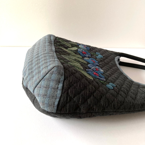 アップリケと刺繍のパッチワークキルトのバッグ（ハンドメイド） 花のアップリケパッチワークキルトバッグ トートバッグ lilla