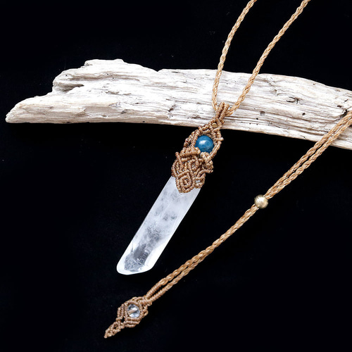 クリスタルポイントとアパタイトマクラメネックレスmac333水晶天然石