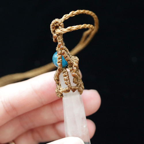 クリスタルポイントとアパタイトマクラメネックレスmac333水晶