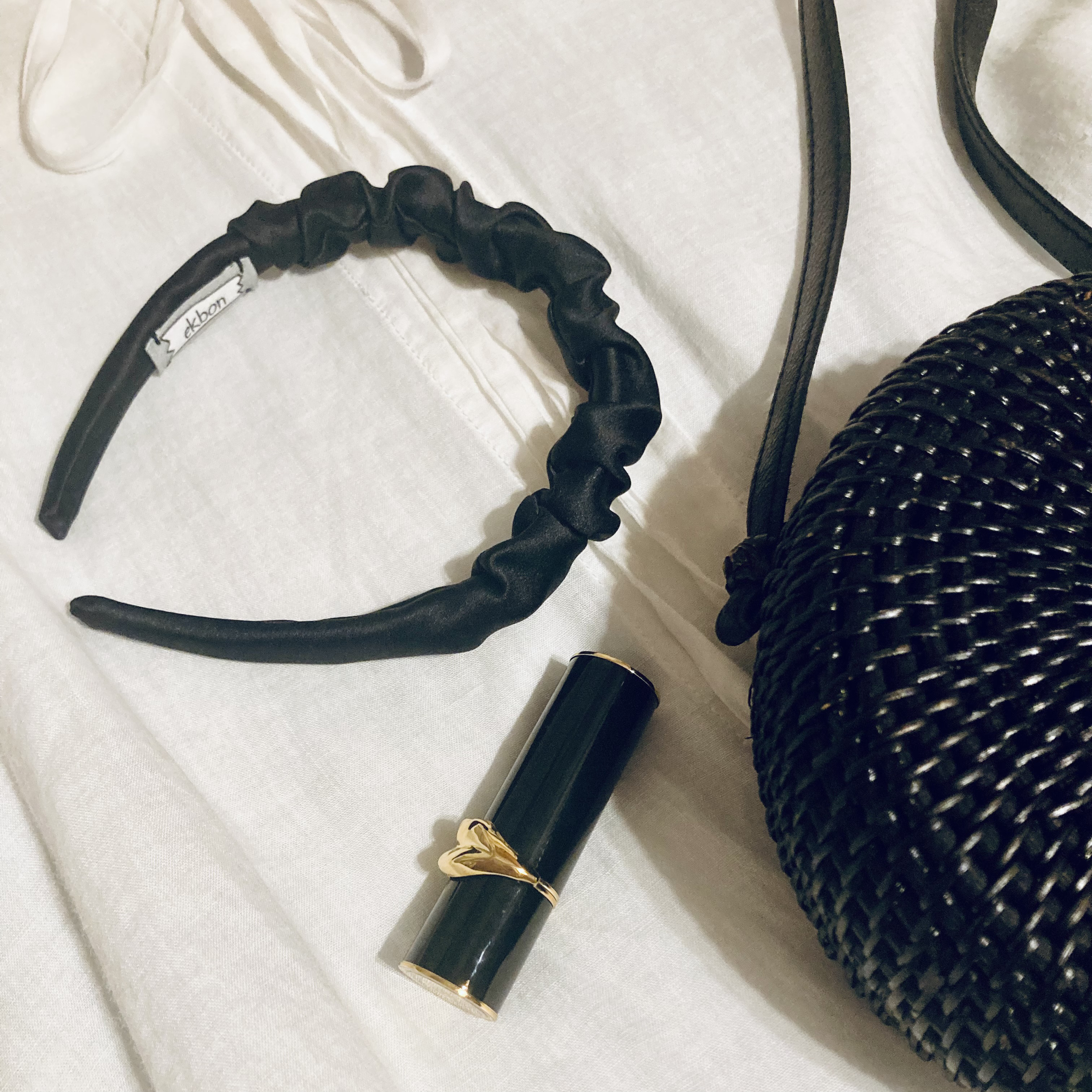 【カチューシャ ロミー 】サテン〈ブラック〉