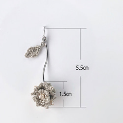 揺れる小花のイヤリング 7枚目の画像