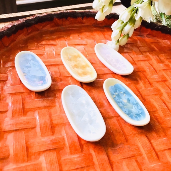 清水焼 花結晶・ダエン箸置き(瑠璃色） 2枚目の画像