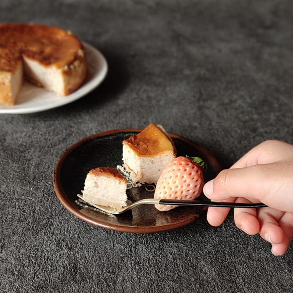 淡路島の白いちごのベイクドチーズケーキ 1枚目の画像