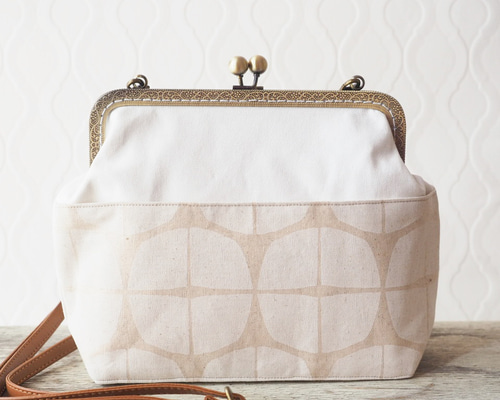 ＊ハンドメイド＊ショルダーがま口バッグ刺繍レース・ブラックとグレー北欧風花柄２点 ハンドメイド＊ショルダーがま口バッグ刺繍レース・ブラックと