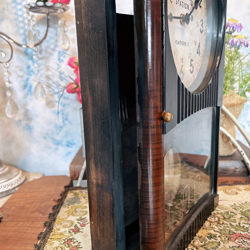 アンティークな振り子時計 レトロなウォールクロック 壁掛け時計