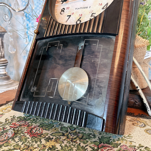 アンティークな振り子時計 レトロなウォールクロック 壁掛け時計