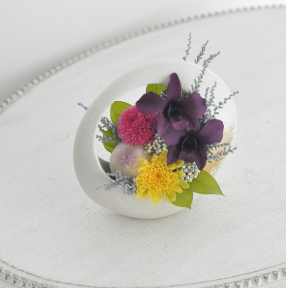 デンファレ、ぽんぽん菊の仏花、お供え花、お悔みに　和風　プリザーブドフラワー（専用クリアケース付き） 7枚目の画像