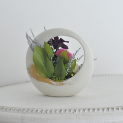 デンファレ、ぽんぽん菊の仏花、お供え花、お悔みに　和風　プリザーブドフラワー（専用クリアケース付き） 4枚目の画像