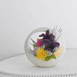 デンファレ、ぽんぽん菊の仏花、お供え花、お悔みに　和風　プリザーブドフラワー（専用クリアケース付き） 4枚目の画像