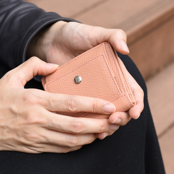 最小レベルでありながら、大容量・丈夫さを両立させてYOSHINA二つ折財布！【サーモンピンク】 1枚目の画像