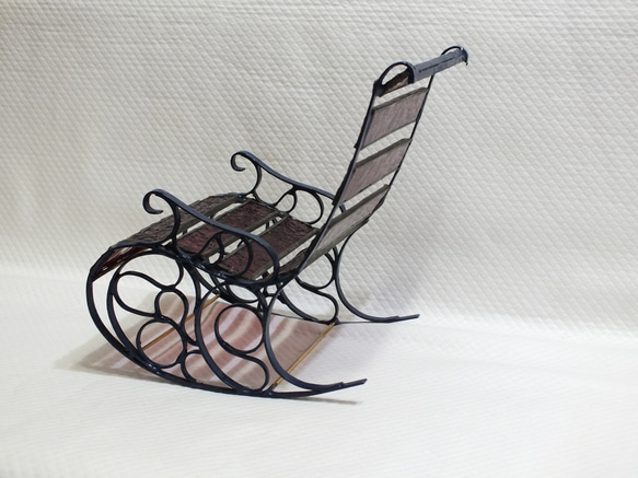 ワインレッドの揺り椅子（ショップディスプレイ用、ステンドグラス） 8枚目の画像