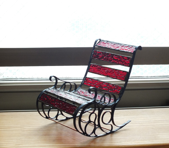 ワインレッドの揺り椅子（ショップディスプレイ用、ステンドグラス） 1枚目の画像