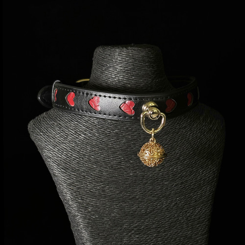 ハート型にくり抜かれた鈴付き本牛革チョーカー CHOKER 可愛い