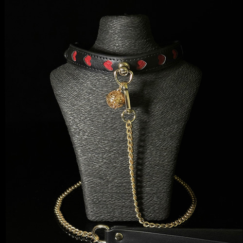 ハート型にくり抜かれた鈴付き本牛革チョーカー CHOKER 可愛い ハート