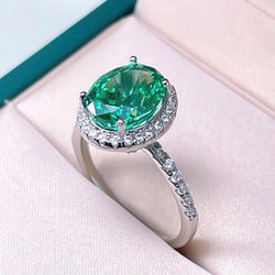 4カラット オーバル 高炭素ダイヤモンド キラキラ ゴージャス ヘイローリング シンプル グリーン 緑 白 婚約指輪 3枚目の画像