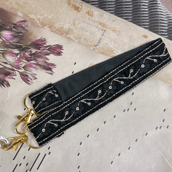 黒とシルバーのフラワー刺繍が印象的♡インド刺繍リボンのハンドストラップ♡ 1枚目の画像