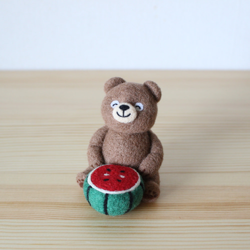 スイカからちょこん♡白ねこちゃん