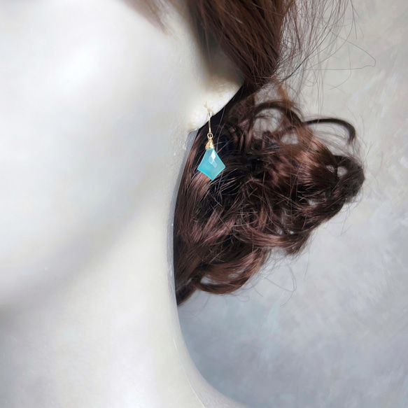 シーブルーカルセドニーのファンシーダイヤカットピアス 5枚目の画像