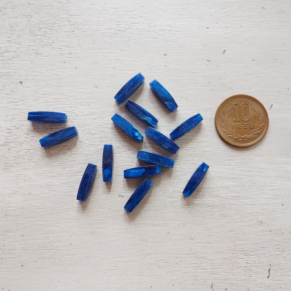 日本製 1980s ブルーのスティック型 プラスチックビーズ 16×4mm (6個) 8枚目の画像