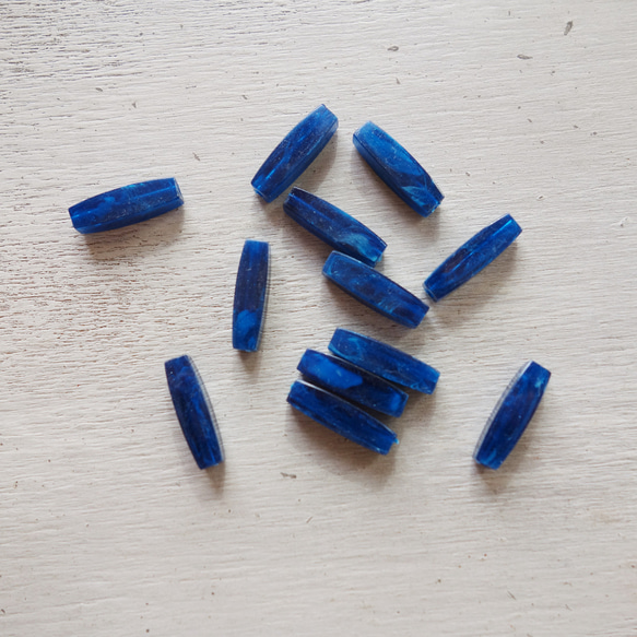 日本製 1980s ブルーのスティック型 プラスチックビーズ 16×4mm (6個) 6枚目の画像