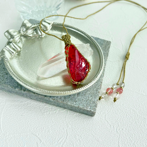 ペンダントトップ アンダラクリスタル 赤色 マクラメ アメリカ