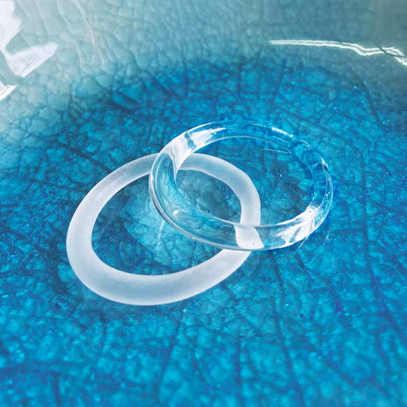 重ねづけもカワイイ！　わずか1gの細身・軽やかリング　シンプル・ストレートのガラスの指輪　クリア 2枚目の画像