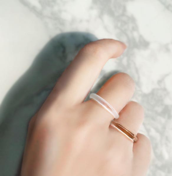 重ねづけもカワイイ！　わずか1gの細身・軽やかリング　シンプル・ストレートのガラスの指輪　クリア 3枚目の画像