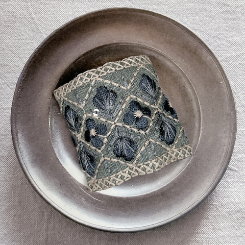 全体刺繍がとってもおしゃれ♡インド刺繍リボンのポニーフック♡太幅
