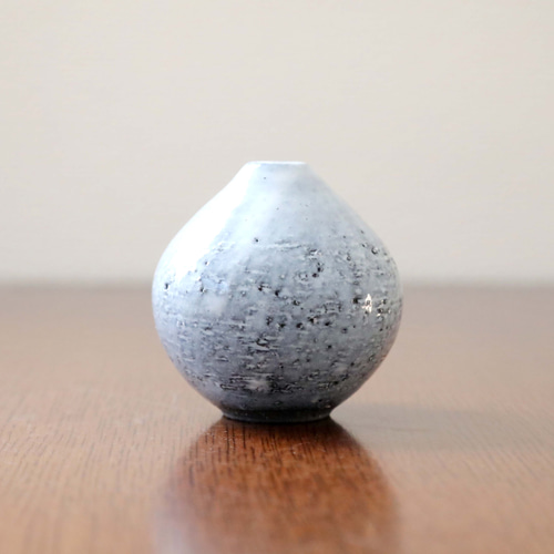 黒御影土と乳白釉のふっくら丸い一輪挿し 一輪挿し・花瓶・花器