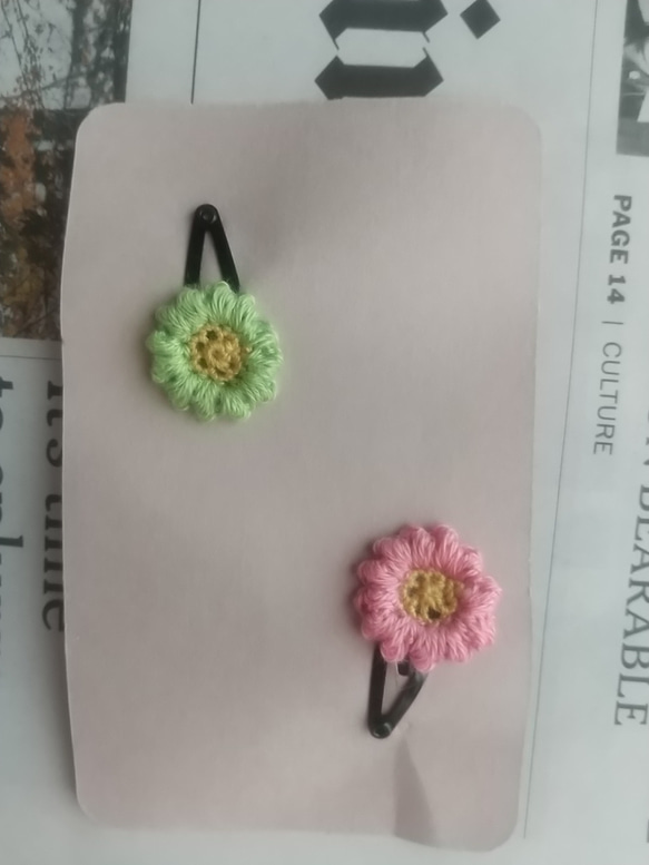 かぎ針編みお花のドールヘアピン ピンク&黄緑 1枚目の画像