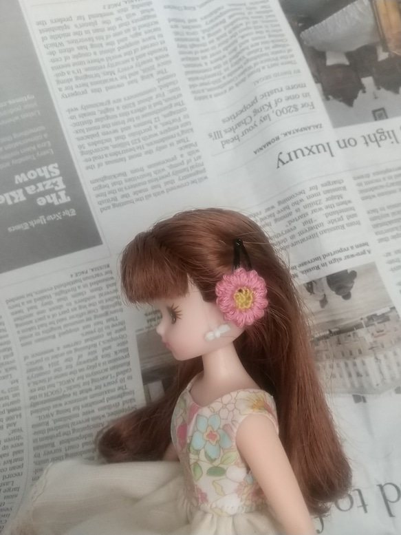 かぎ針編みお花のドールヘアピン ピンク&黄緑 2枚目の画像