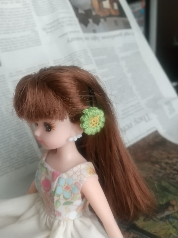 かぎ針編みお花のドールヘアピン ピンク&黄緑 3枚目の画像