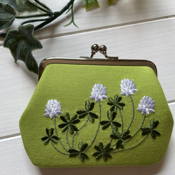 銀座WAKOの花束刺繍の緑色がま口 両面刺繍】四葉のクローバーシロツメクサ 二つ折の札が入る がま口薄型