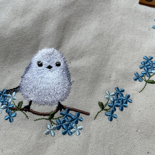 11号帆布二枚仕立て シマエナガと青いお花刺繍 革持ち手のトート