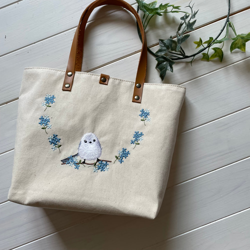 11号帆布二枚仕立て シマエナガと青いお花刺繍 革持ち手のトートバッグ