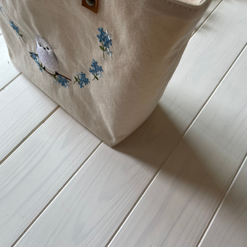 11号帆布二枚仕立て シマエナガと青いお花刺繍 革持ち手のトート